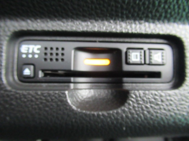 今や標準装備になりつつあるETC車載器も装着されております。料金所を通過するときも楽々です。