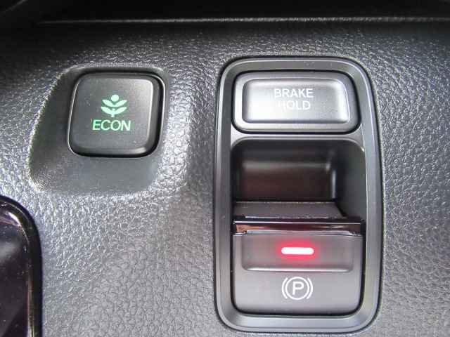 電子パーキングブレーキ仕様となります。ブレーキホールド機能を搭載しているので、渋滞時や信号待ち等に便利です。