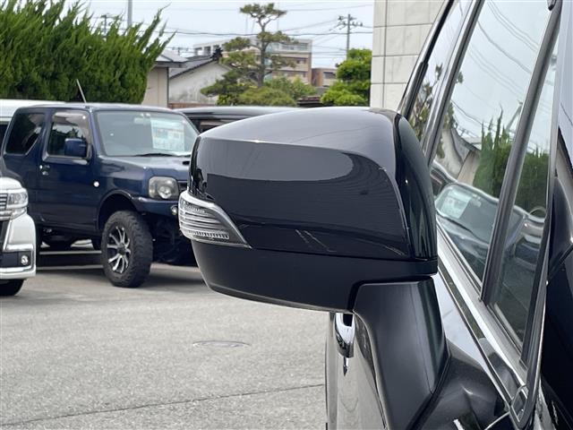 【電動格納ミラー】狭い道や狭い場所に停車させるときに活躍する装備ですね。ボタン一つでドアミラーが格納されます！！