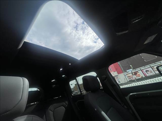 開閉式ルーフです！車内に気持ちいい自然光が差し込み、頭上に広がる風景をお楽しみいただけます。快適な車内温度を維持し日差しから乗員とインテリアを守るダークカラーのガラスを装備しております！