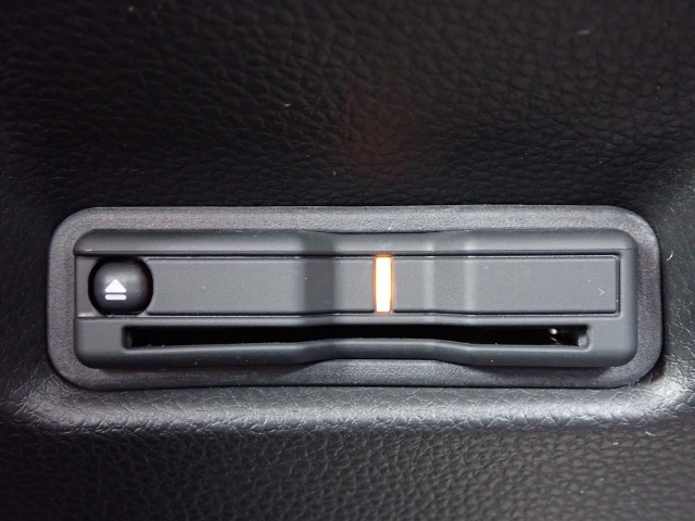 ■【ETC車載器】が装備されています。セットアップをしてお渡しとなり、ETCカードを差し込むだけで高速道路の利用が可能です。