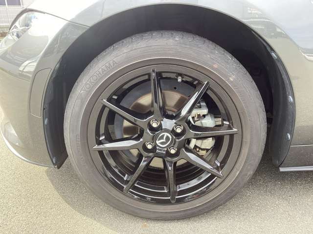 アルミホイールはブラックメタリックになります。年代、グレードによって色が変わります。純正ホイールでも比較的軽量なモデルとなっています。