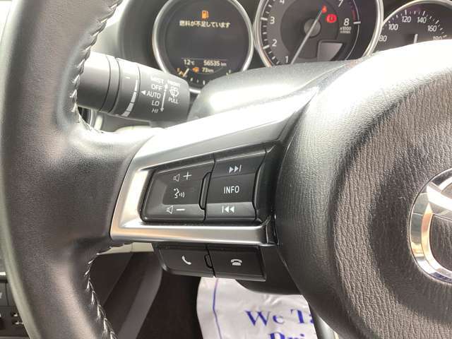 左手側にはオーディオの操作ボタンがレイアウトされます。常に運転に集中出来るように、マツダの車は全て運転手が姿勢を崩さず操作が出来るようにボタン配置されています。