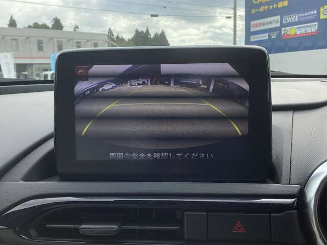 バックカメラはオプション設定となっておりますが、こちらはありがたいことに装着済です。スポーツカーであっても運転サポートには抜かりがありません。