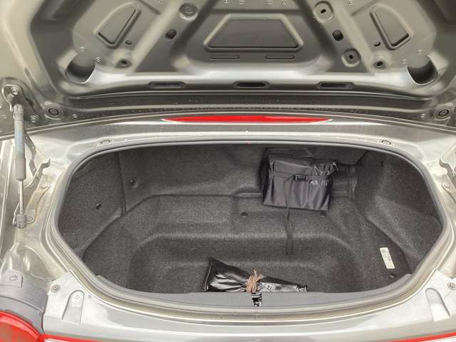 ロードスターは従来からトランクは居住空間としっかりすみ分けます。幌を開けても積載性はそのままに利便性を削ぐことがありません。