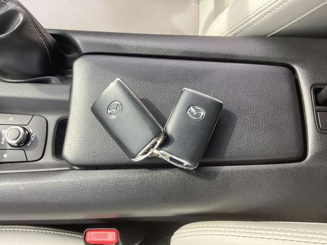 スペアキーも完備。近年はキーを使うことが少なくなり、マツダでは一種のアクセサリー感覚として持てるようにデザインも一新しました。オプションで色も変更可能です。