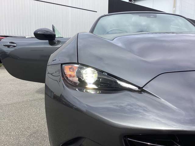 LEDヘッドライトは、走行状況に応じて、片目毎に自動で光量を調節してくれます。対向車や歩行者への配慮をしながら、運転状況は快適で運転を楽しめる安全性を担保しています。