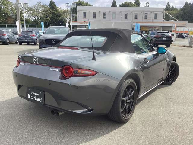 斜めから見ても、つるっとしたシルエットになっています。曲面が多い分、白でも光の反射が綺麗に写ります。