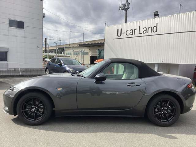 横から見ると、後ろから前に緩やかに低くなり、スポーツカーらしいシルエットになっています。またボンネットの高い点の真下にタイヤがありデザインから運転しやすさも演出しています。