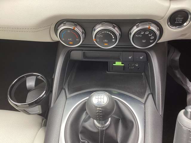 ショートストロークの6MT。手首の返しだけでサクサク操作が可能で、MTに抵抗がある方も運転がしやすく、免許を取り立ての方、久々のMT車を乗るお客様もすぐに乗り慣れます。