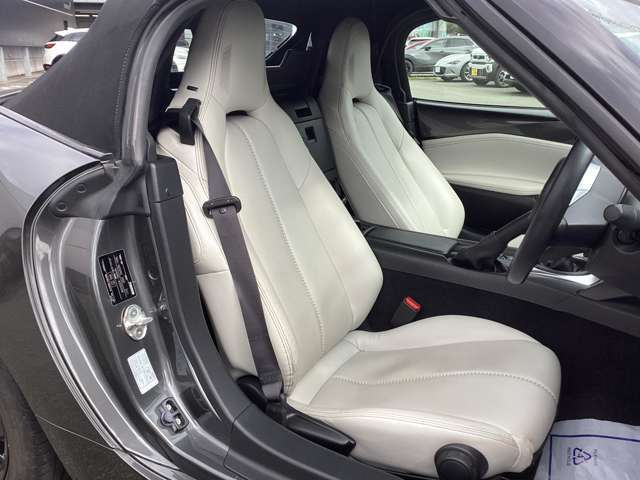 ロードスターにシートリフターは無い分、シートのスプリングを一切使わず、ハンモックのような素材を入れることで、人の身長、体重に合わせて沈み込むため、乗るだけで最適なシート高になる秘密があります。