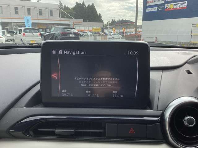 ナビゲーションSDカードを装着することで、センターディスプレイでナビを使用できますが、スマートフォンをお持ちのお客様なら他の方法でもナビをご利用頂けます。