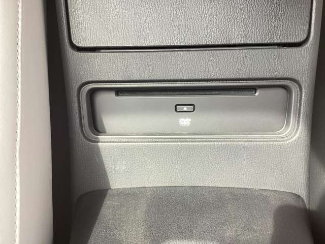 運転席、助手席の間の後方にはCD、DVDプレーヤーがございます。居住性を遮らず、前方にはレイアウトしないことで、質感への拘りを感じられます。