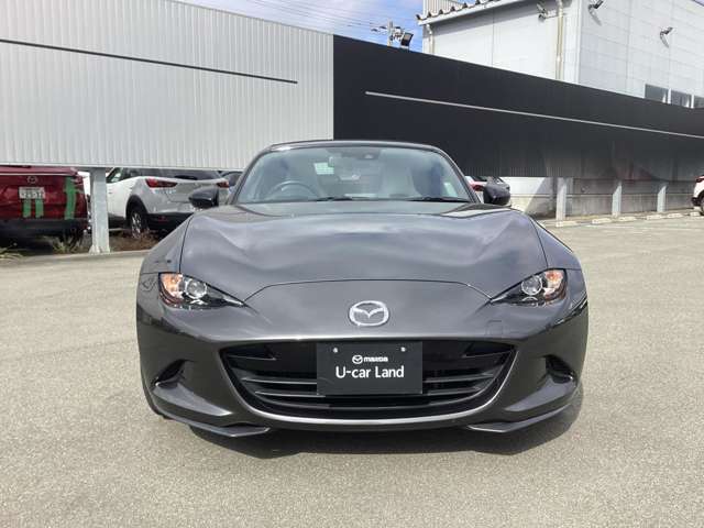 CX-3の直線的なデザインと対をなすロードスターは全て丸みを帯びたデザインに統一しています。格好良さと合わせて美しさがある車になっています。