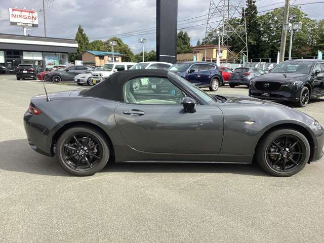 横から見ると、後ろから前に緩やかに低くなり、スポーツカーらしいシルエットになっています。またボンネットの高い点の真下にタイヤがありデザインから運転しやすさも演出しています。