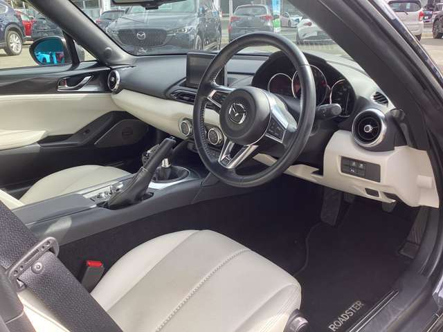 ドア内張り上部もボディカラーと統一になります。閉めると外板と繋がり、外から中へロードスター独自の一体感を感じられます。