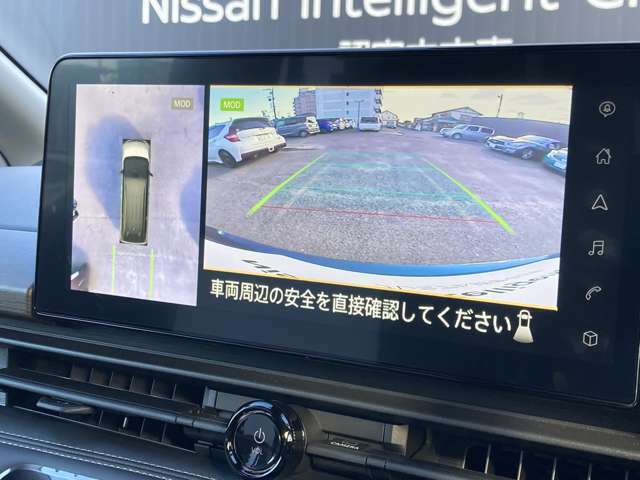 アラウンドビューモニターです。上空からお車の周りを見る感覚で表示されますので、車庫入れも簡単