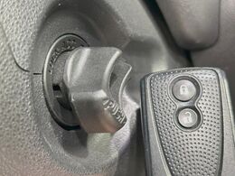 【キーフリーシステム】カバンやポケットに入れたままでもドアの施錠・解錠が可能なスマートキーを装備。エンジンのオン・オフ時もカギを取り出す必要が無いからとっても便利です♪