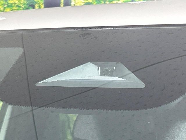 【ホンダセンシング】走行中に前方の車両等を認識し、衝突しそうな時は警報とブレーキで衝突回避と被害軽減をアシスト。より安全にドライブをお楽しみいただけます。