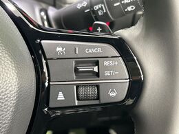 【アダプティブハイビーム】遠くまで明るく照らすハイビームを先行車や対向車に照射しない様、自動で調整！毎回手動で切り替える必要がなく、夜間走行時のストレスも軽減。安全性向上にも寄与します。