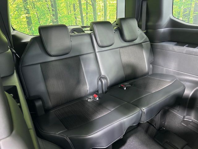 床下収納式のサードシートです。座席部分をコンパクトに収納でき、広大な荷室スペースとしてお使いいただけます！乗車人数や荷物の量など利用シーンに合わせて3列目を有効活用でき、とっても便利♪