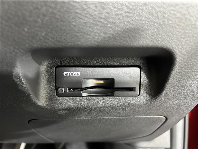 【ETC】有料道路を利用する際に料金所で停止することなく通過できる、ETC車載器（ノンストップ自動料金収受システム機器）が装備されています。セットアップを行うことで利用可能になります。