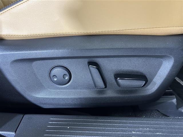 【運転席】座り心地が良いシートなので長時間の運転でも快適にお過ごしいただけます。新品のフロアマットのご注文も可能です。掲載箇所以外にご希望の写真がございましたらお気軽にお問い合わせ下さい。
