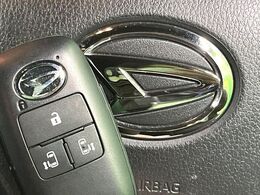 【キーフリーシステム】カバンやポケットに入れたままでもドアの施錠・解錠が可能なスマートキーを装備。エンジンのオン・オフ時もカギを取り出す必要が無いからとっても便利です♪