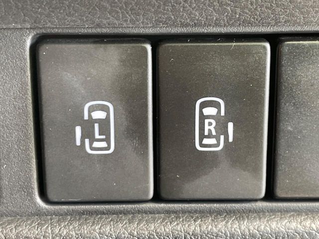 【両側スライドドア】駐車場で隣の車との間隔が狭く乗りにくい時、スライドドアなら安心！ドアオープン時も幅を取らず、開口部が広いので乗り降りがとっても簡単です。大きな荷物の出し入れも後席から可能♪