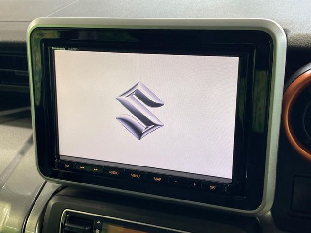 【純正8型ナビ】人気の純正ナビを装備しております。ナビの使いやすさはもちろん、オーディオ機能も充実！キャンプや旅行はもちろん、通勤や買い物など普段のドライブも楽しくなるはず♪