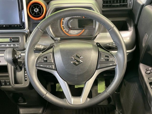 【純正革巻きステアリング】上質な革を使用することで、手にしっかり馴染みとても運転しやすいハンドルです♪