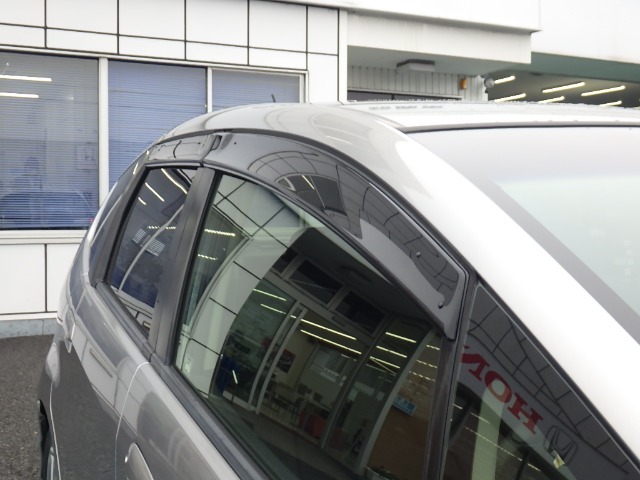 ★ドアバイザー★雨天時に窓を開けても濡れにくく車内に雨が入り込むのを防ぎながら換気ができます(^^♪