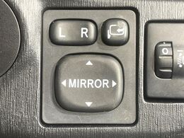 【電動格納ミラー】サイドミラーは電動格納式となっており、狭い駐車場でもキズがつくリスクを抑えられます。
