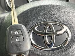 【キーレス】少し離れた場所からでもボタン一つでドアの開錠・施錠ができるのでとっても便利！ドアの鍵穴周りに傷をつけることもありません♪