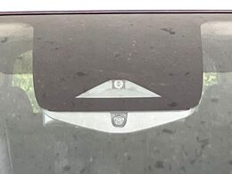 【インテリジェントエマージェンシーブレーキ】フロントカメラで前方の車両や歩行者を検知。衝突しそうな時は衝突被害軽減ブレーキが作動、衝突回避をサポート。より安全にドライブをお楽しみいただけます。