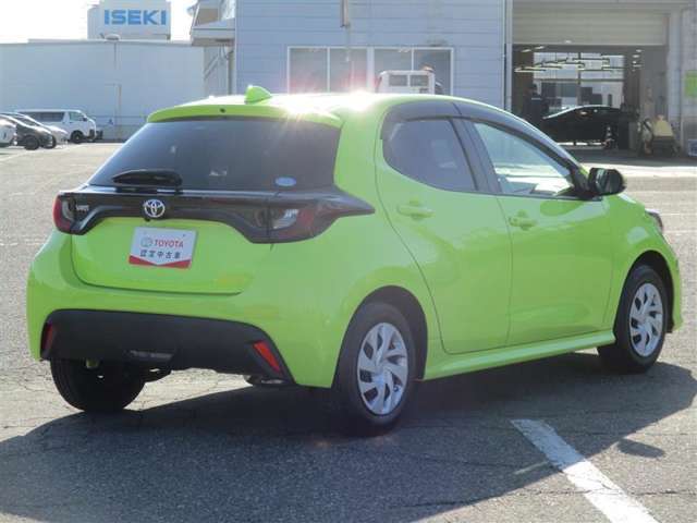 明るく広々、落ち着いた店内では、中古車のご検討・ご購入のほか、携帯電話（au）の購入等、様々なご相談に幅広く応えていきます♪