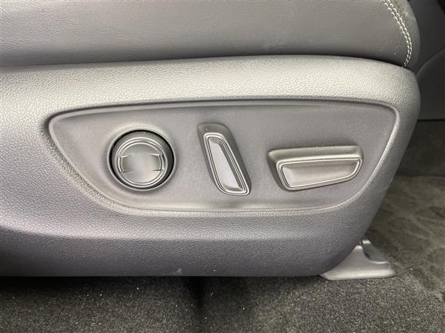 【運転席】座り心地が良いシートなので長時間の運転でも快適にお過ごしいただけます。新品のフロアマットのご注文も可能です。掲載箇所以外にご希望の写真がございましたらお気軽にお問い合わせ下さい。