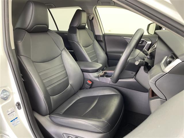 【運転席】座り心地が良いシートなので長時間の運転でも快適にお過ごしいただけます。新品のフロアマットのご注文も可能です。掲載箇所以外にご希望の写真がございましたらお気軽にお問い合わせ下さい。