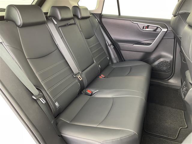 【後部座席】後席もゆったりドライブを楽しめます。ガリバーでご購入いただきましたら、内外装はプロこだわりのクリーニングで清潔なおクルマでご納車させていただきます！店舗での現車確認も承っています！