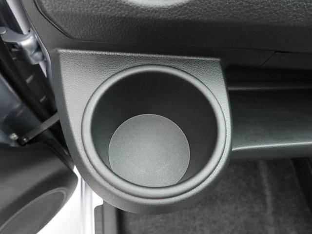 カップホルダーは運転席や助手席からちょうど手の届く位置です！！