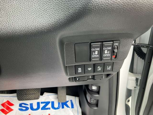 両側電動スライドドア！！荷物で手が塞がるなど簡単にドアの開閉が出来ます！何より力いらずで開閉OK！女性やお年寄りにも優しい。電動機能はOFFにもできますから元気なお子様の駆け出しも安心！