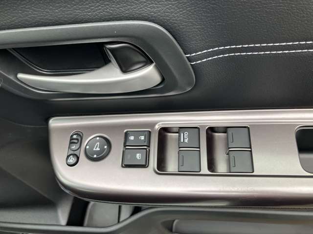 パワーウィンドウのスイッチですよ。運転席に居ながら窓を開け閉めのコントロールできますよ。