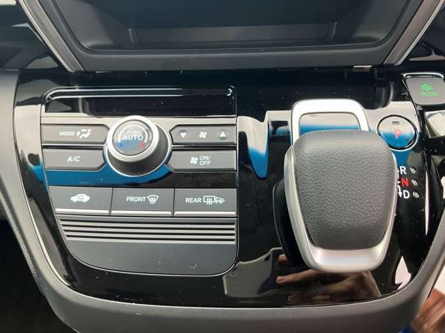 使用するシフトレバー。確りと確認したいですね。