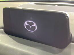 【マツダコネクトナビ】車内の雰囲気にマッチした大型のディスプレイ。スマホ接続でのナビ使用やBluetooth再生等、様々な機能が楽しめます。直感的なダイヤル操作が可能で、使い勝手も良好です。