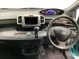 車内は光触媒抗菌消臭施工済です。インパネ周りはスタイリッシュなデザインです。グローブボックスやカップホルダーのほかにトレーなどたくさんの収納スペースが付いています。