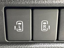 【両側パワースライドドア】スマートキーや運転席のスイッチで後席両側スライドドアの開閉が可能♪電動だから力を入れてドアを開ける必要が無く、小さなお子様でも簡単に開け閉めでき快適です♪