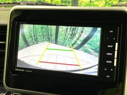 【バックカメラ】駐車時に後方がリアルタイム映像で確認できます。大型商業施設や立体駐車場での駐車時や、夜間のバック時に大活躍！運転スキルに関わらず、今や必須となった装備のひとつです！