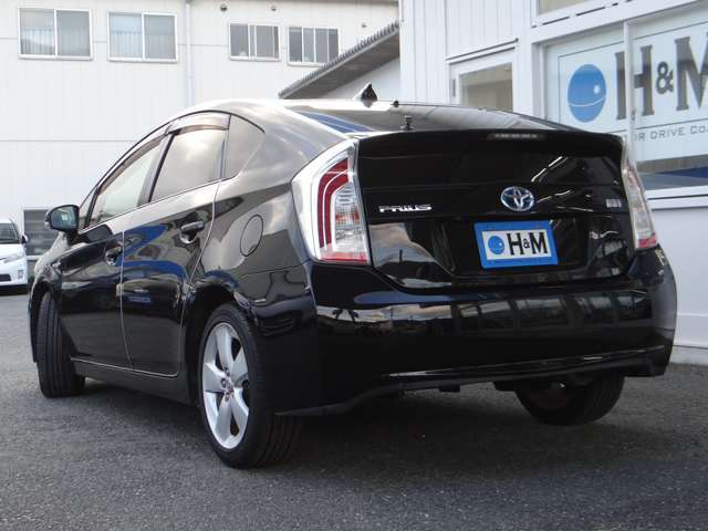 当店は整備だけでなく、仕上げレベルにおいても自信があります！黄色くなりがちなヘッドライトもピカピカに研磨仕上げいたします！足がよく当たるドア内張りも綺麗にクリーニングしています！