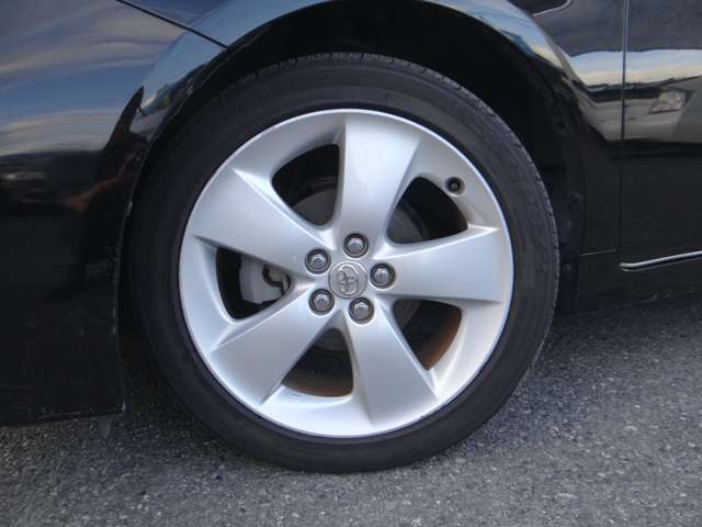 並列でリフトアップ可能な大規模な整備スペースで経験豊富な整備士がしっかりチェックいたします！