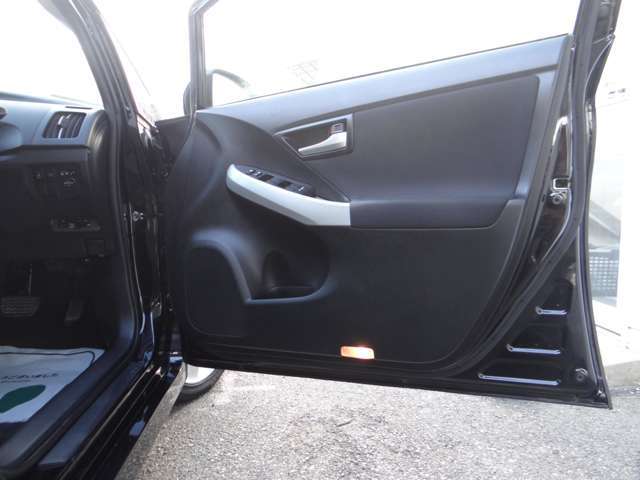 当店の在庫は仕入れにこだわりを持ってます！ミニバンは両側電動スライドドア、7人乗り、後席モニター、サンルーフ、革シート、ハーフレザーシート、その他ETC、バックカメラ、ナビなどを各車装備